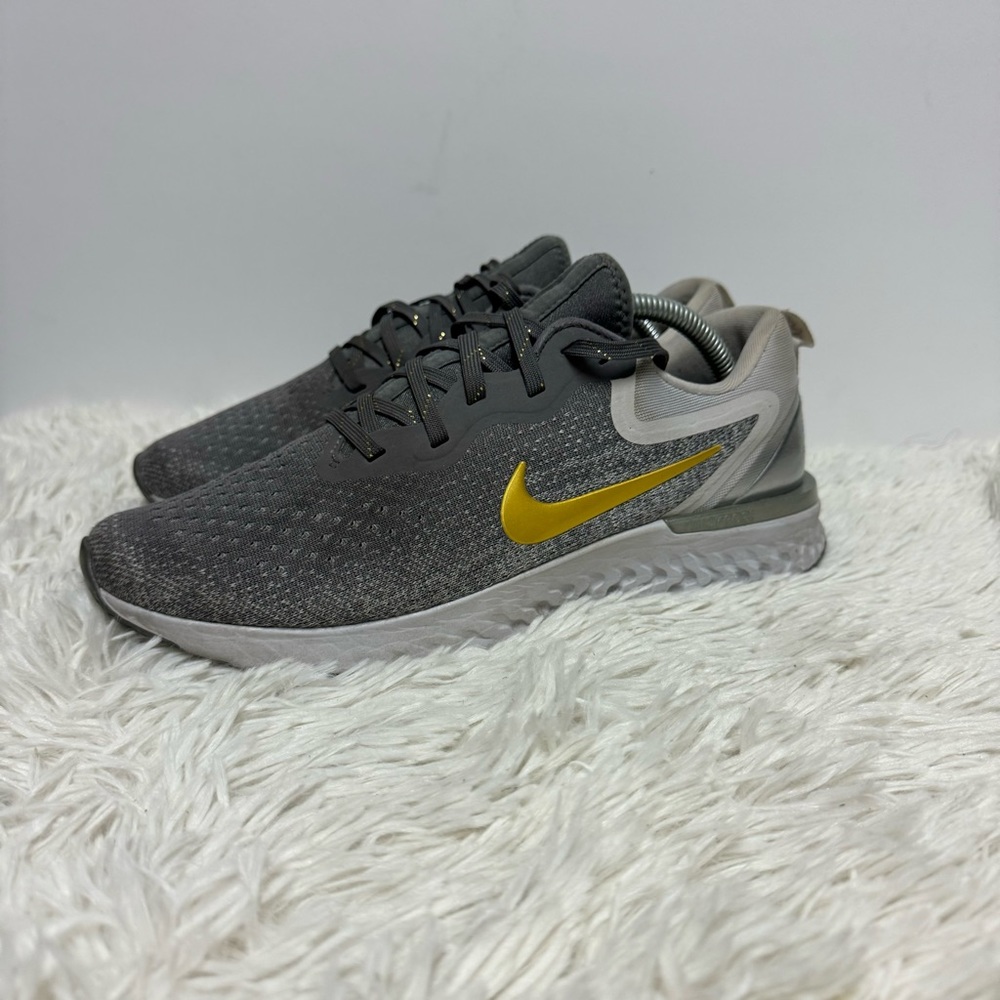 COPY - Nike odyssey react women sz 11 gray white